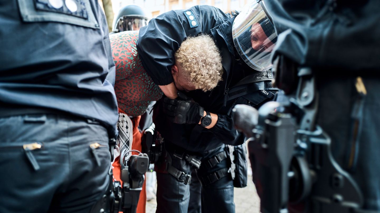Christopher Street Day: Polizei löst Queer Pride in Berlin auf – Festnahmen