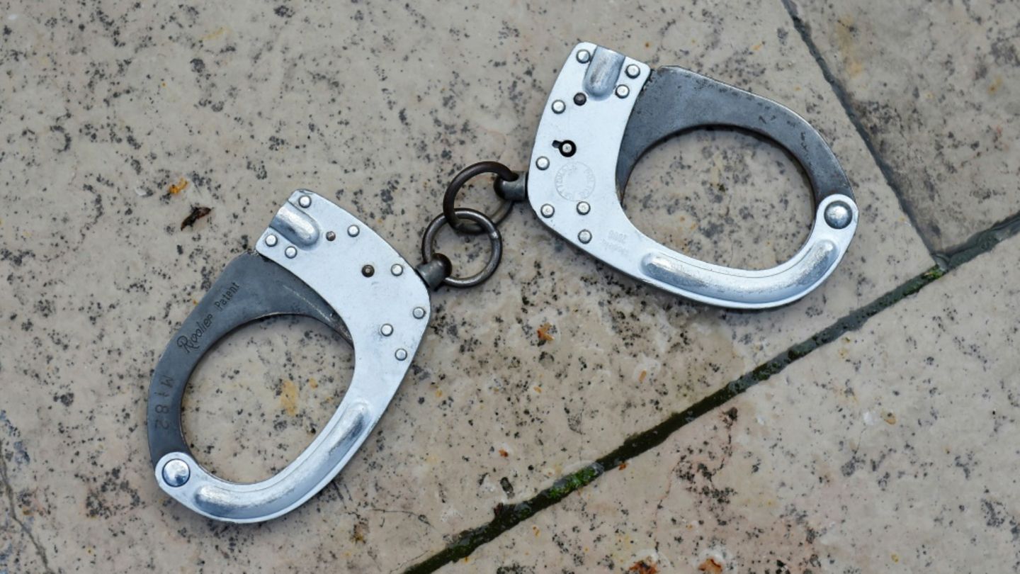 Berliner Polizist von Kollegen bei Drogendeal auf offener Straße erwischt