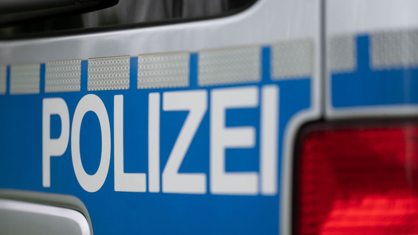 Gewalttat: Nach Streit an Supermarkt – Mann sticht auf 57-Jährigen ein